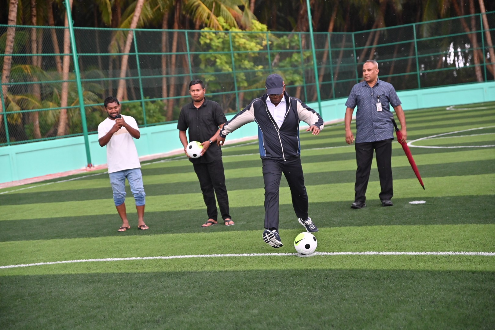 ލ. ހިތަދޫ ފެނަކަ އޮފީސް ޢިމާރާތާއި ފުޓްސަލް ދަނޑު ހުޅުއްވައިފި