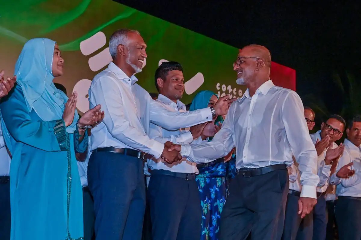 އިތުބާރު ނެތްކަމުގެ މައްސަލަ މަޖިލީހަށް ތާވަލްކޮށްފައި ވަނިކޮށް ނައިބުރައީސް ކަމުން ނާޒިމް އިސްތިއުފާ ދެއްވައިފި