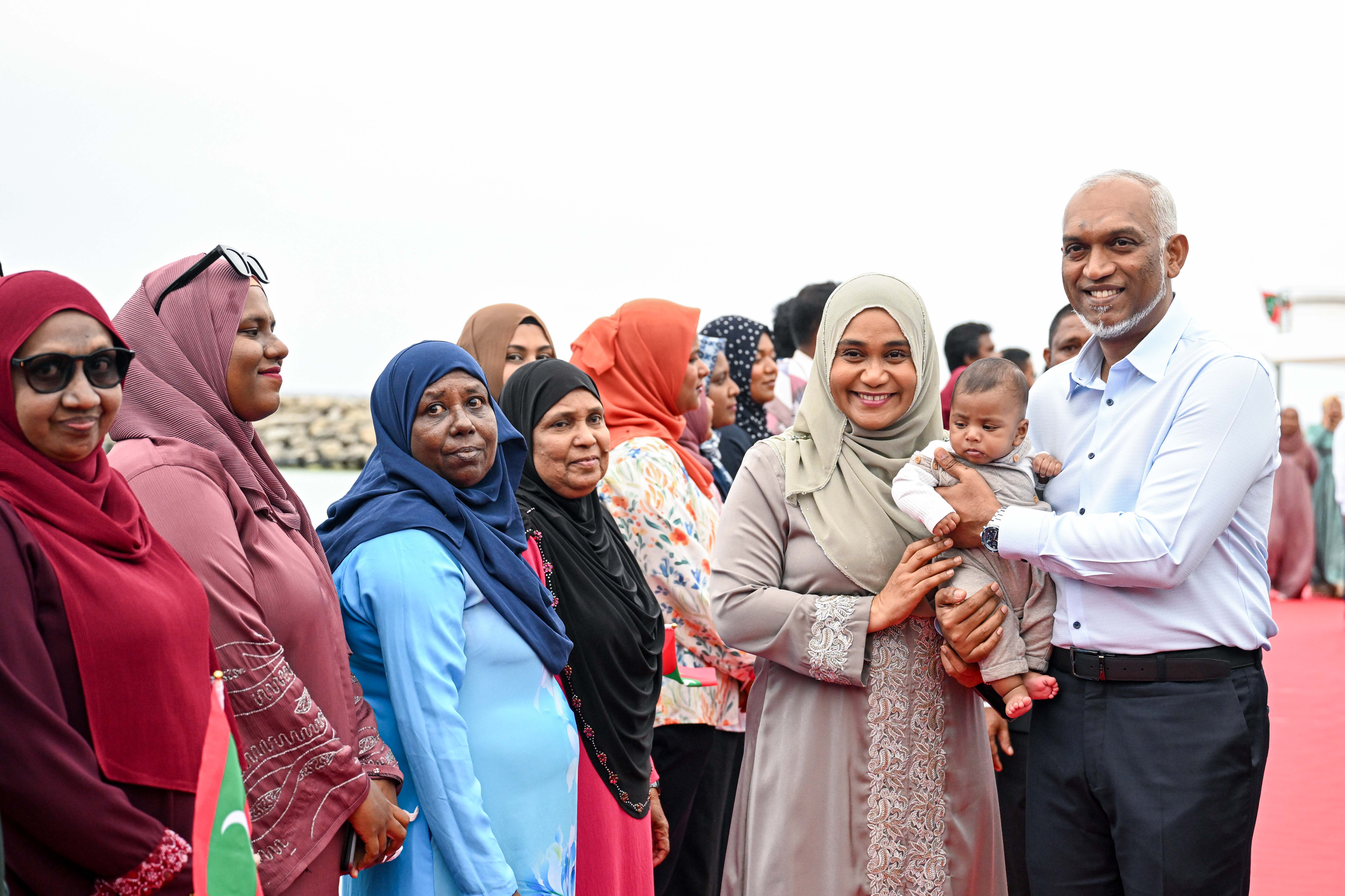 ސިޑްސްގެ އޮޑިޓް އޮފީސްތަކުގެ މަހާސިންތާ ޝަރަފްވެރިކޮށްދެއްވުމަށް ރައީސްގެ ދެކަނބަލުން އުކުޅަހަށް ވަޑައިގެންފި
