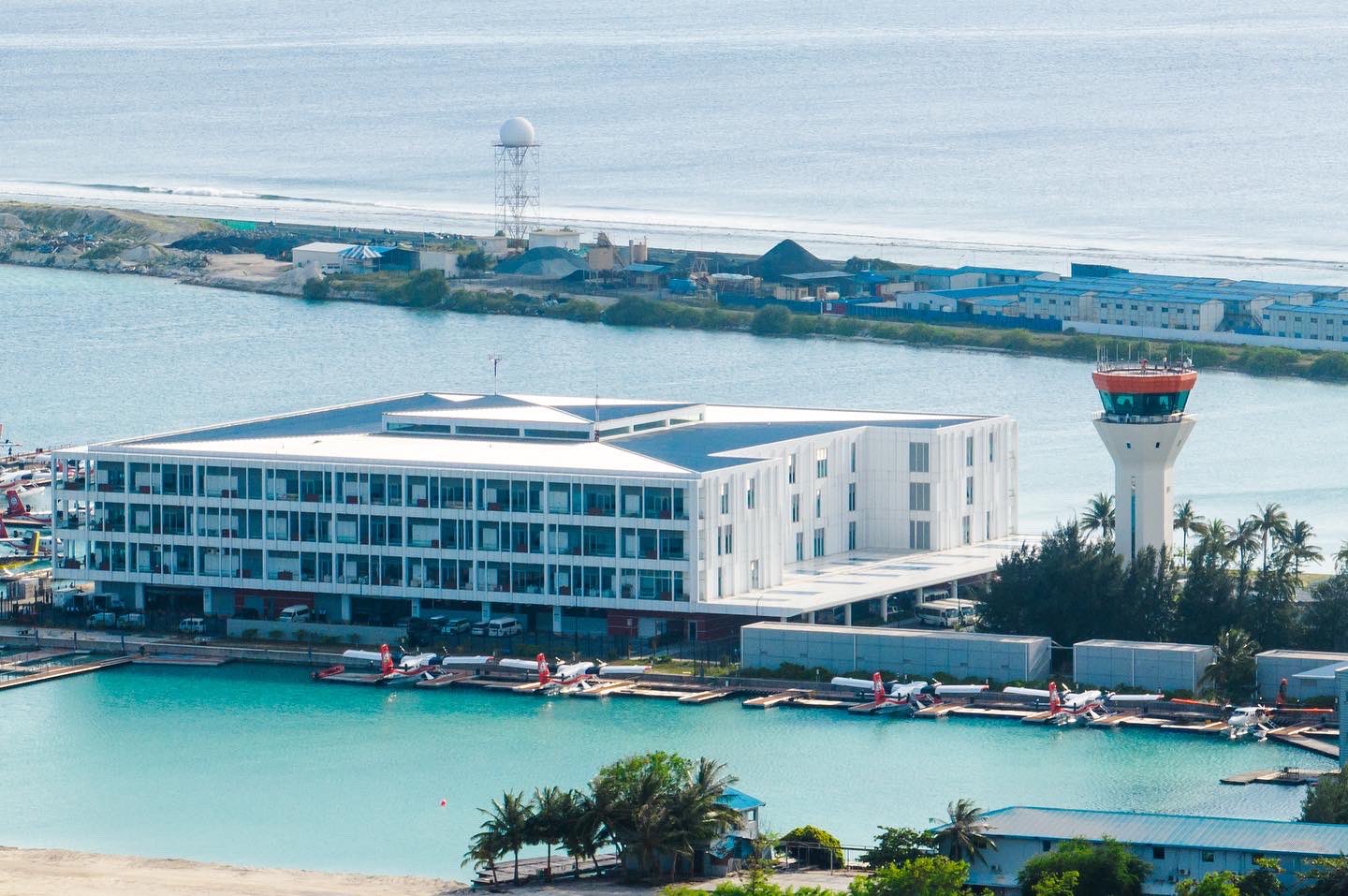 އެއާޕޯޓުން ފުރަންދިޔަ ދިވެއްސެއްގެ އަތުން ވަޒަނެއްގެ ހުސް ދޯރިއެއް ފެނުނު މައްސަލަ ބަލަނީ