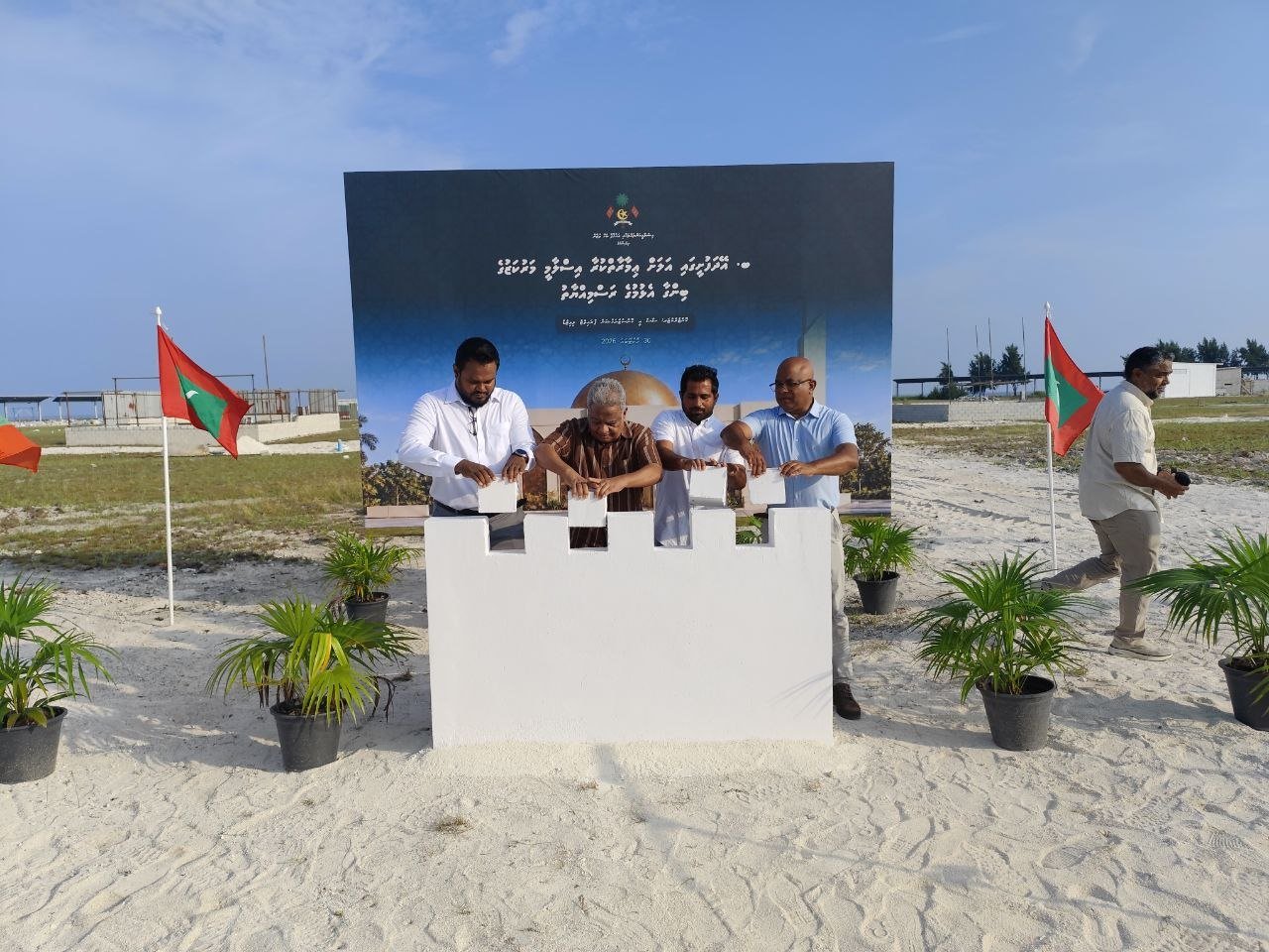 ބ. އޭދަފުށީގައި އިމާރާތްކުރާ އިސްލާމީ މަރުކަޒުގެ ބިންގާ އަޅައިފި