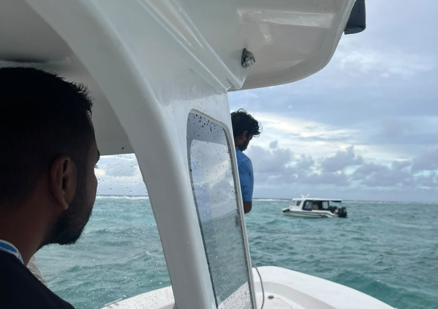އިންޖީނު ހުއްޓިގެން ހާލުގައި ޖެހުނު ލޯޏްޗެއްގައި ތިބި މީހުންނަށް ފުލުހުން އެހީތެރިވެދީފި