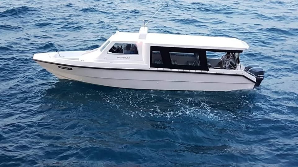 ފީނަން އުޅުނު މީހެއްގެ ގައިމަތިން ލޯންޗެއް ގޮސް އެމީހާގެ އަތް ބުރިވެއްޖެ