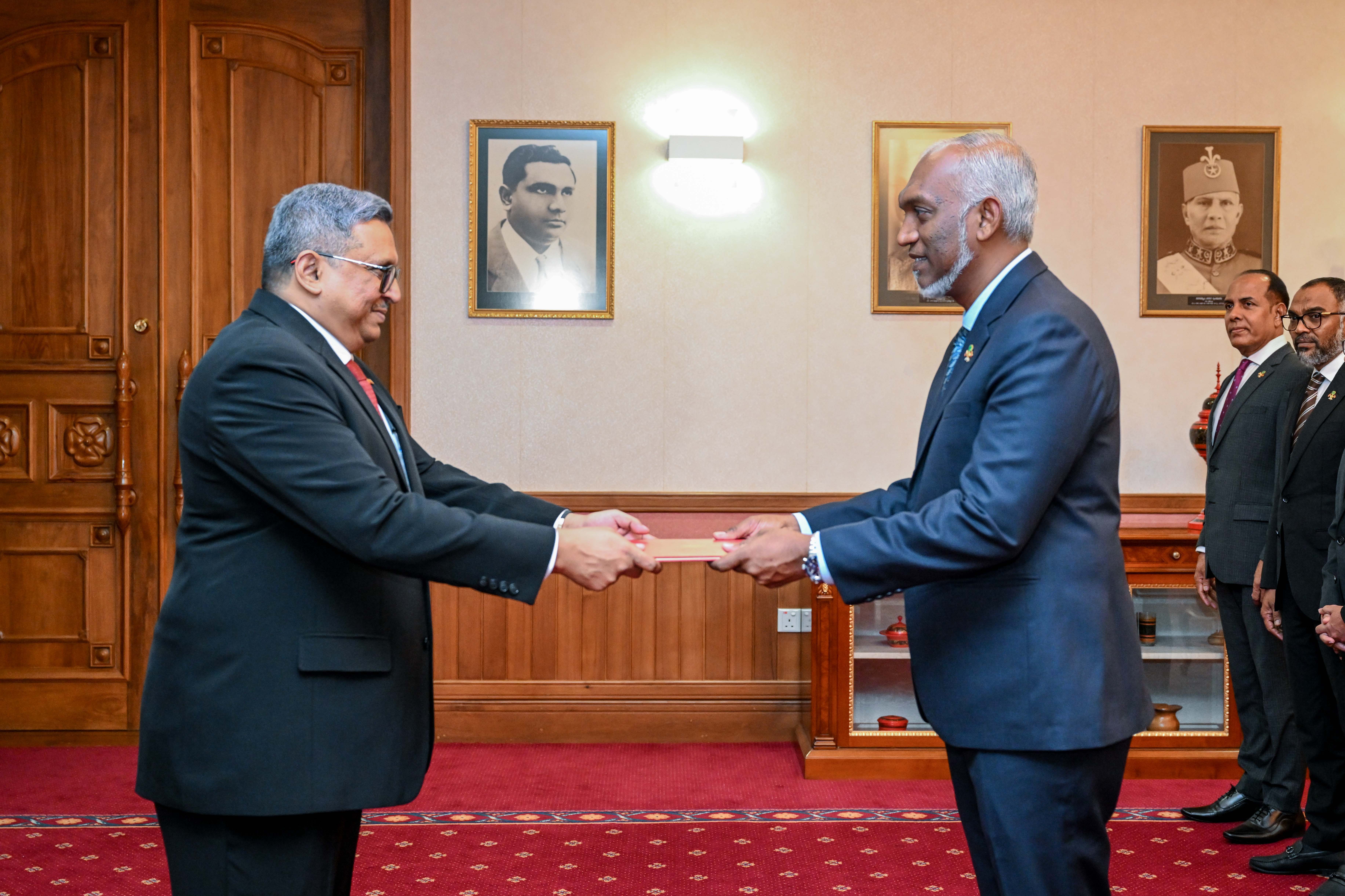 6 ގައުމެއްގެ ސަފީރުން، ސަފީރުކަމުގެ ފަތްކޮޅު އަރުވައިފި