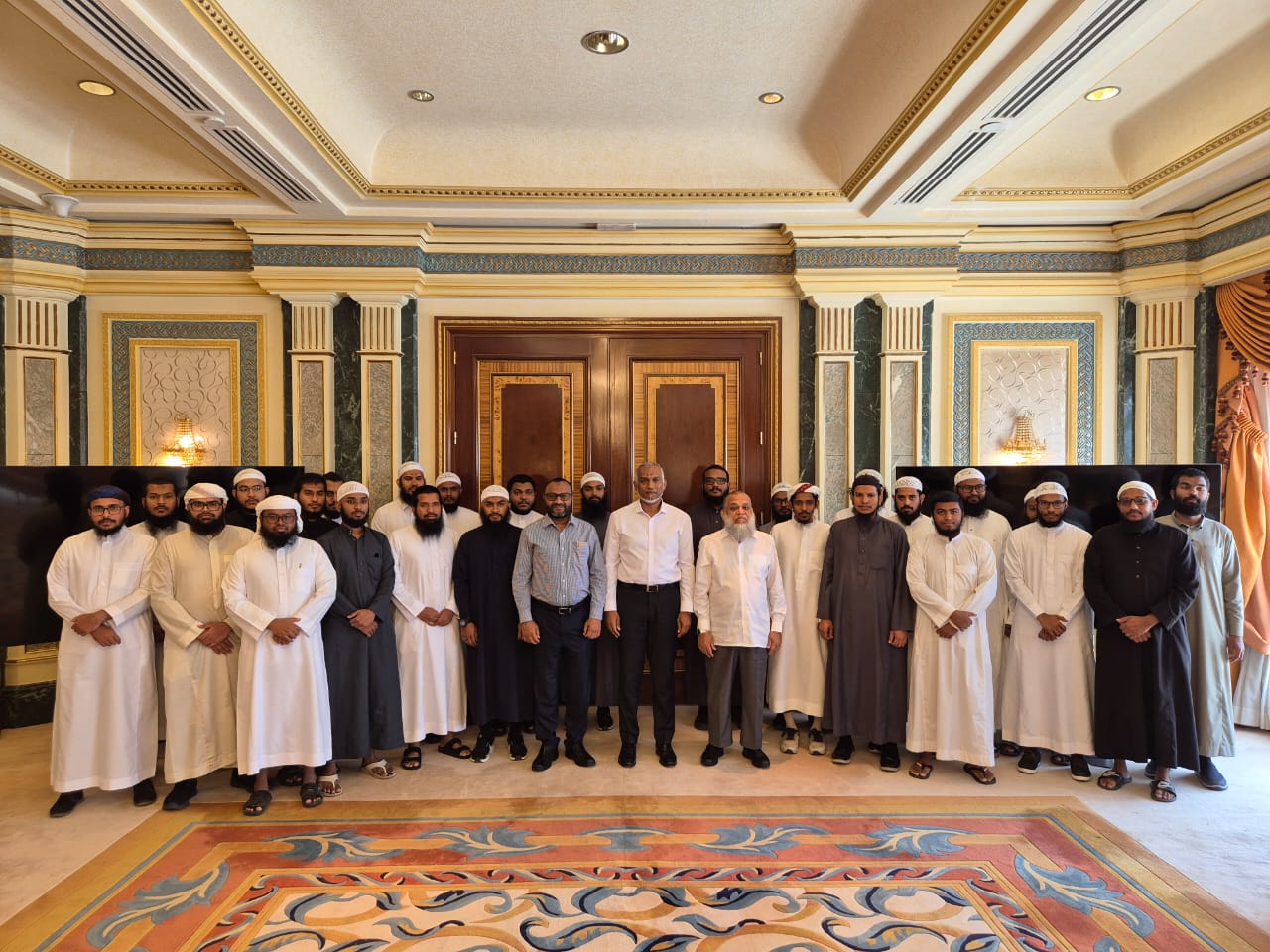 ރާއްޖޭގެ ހައްޖު މިޝަންގެ ރަސްމީ މަންދޫބުންގެ ގޮތުގައި ފުރަތަމަ ފަހަރަށް ދިވެހި ދަރިވަރުން