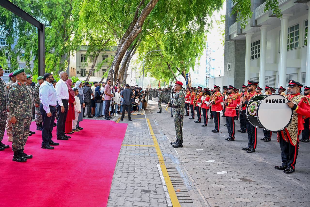 ސިފައިންގެ ދުވަހުގެ ހިނގާލުން ރައީސް ޝަރަފްވެރި ކޮށްދެއްވައިފި