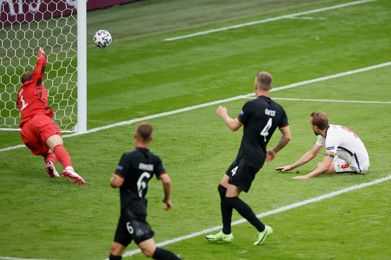 ޔޫރޯ 2020: ޖަރުމަން ކަޓުވާލައި އިނގިރޭސިން ކުއާޓަރ ފައިނަލަށް