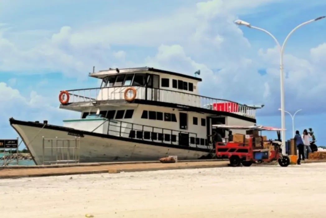 ސަވާރީ ބޯޓު ދިޔައީ އަޑިއަށް؛ 6 މީހުން ސަލާމަތް ކޮށްފި