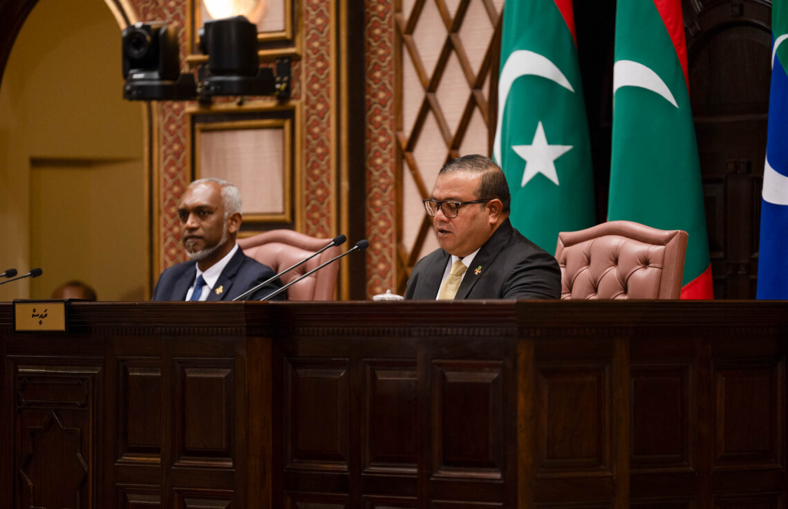 ރައީސްގެ ކުރިފުޅުމަތީގައި ވަޒީރަކު މާރާމާރީއަށް ހިތްވަރުދިނުން ކުށްވެރިކުރަން: މަޖިލިސް