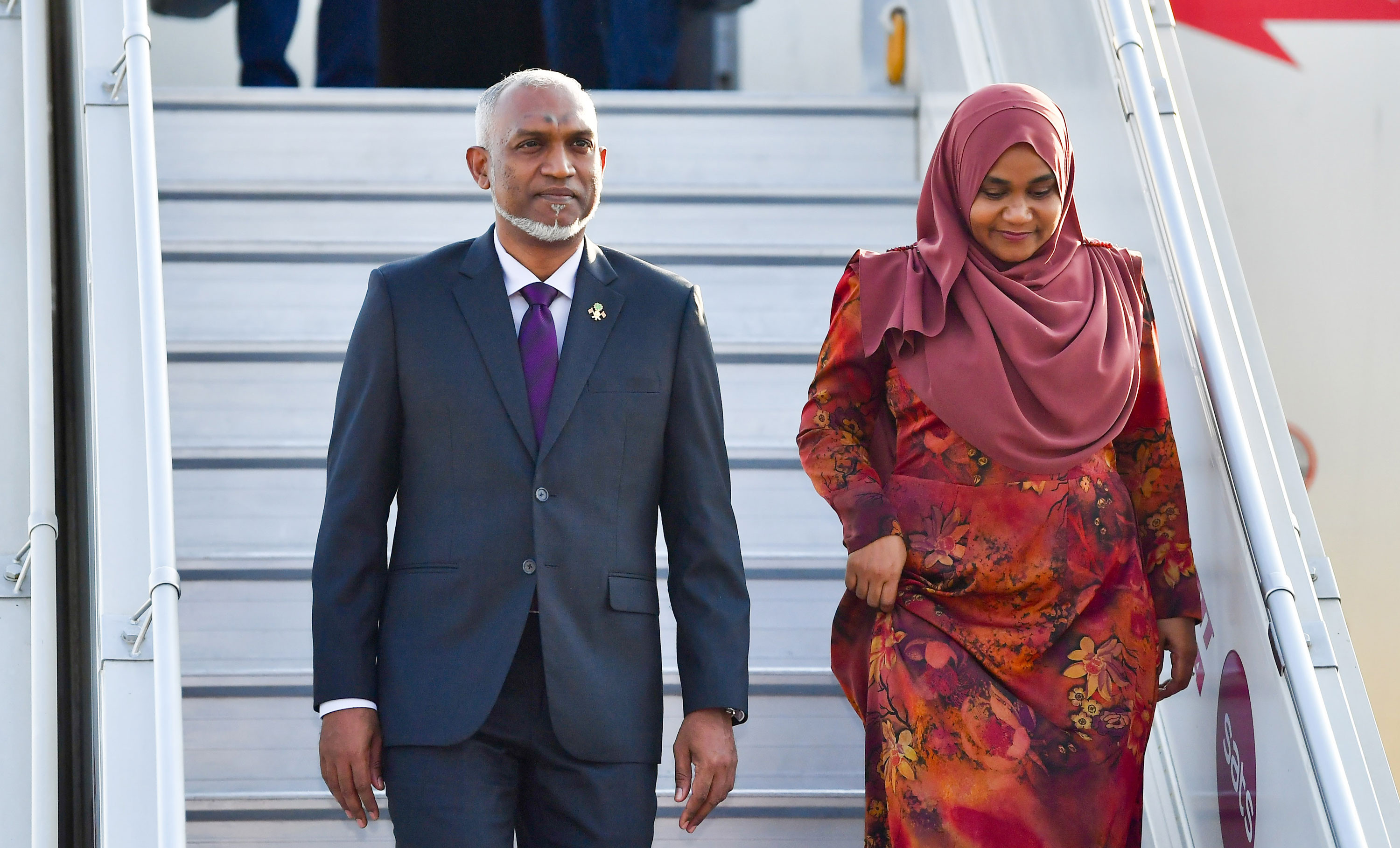 ރައީސްގެ ދެކަނބަލުން ސިންގަޕޫރަށް ކުރެއްވި ނުރަސްމީ ދަތުރުފުޅު ނިންމަވައިލެއްވުމަށްފަހު މާލެވަޑައިގެންފި