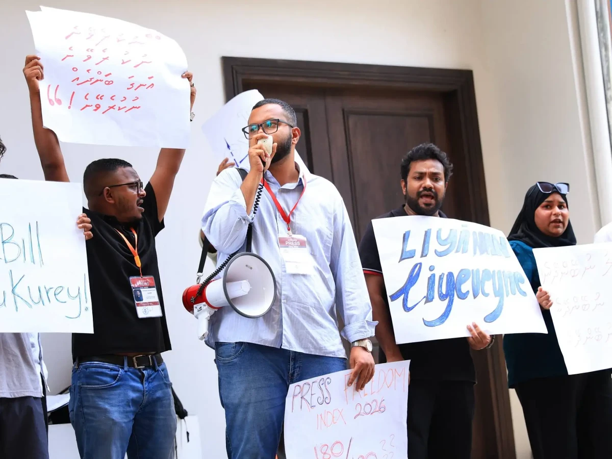 ނޫސްވެރިކަމުގެ މިނިވަންކަން: ޕޯޑިއަމްގައި ތަންމިނަށް، އަމަލީ މައިދާނުގައި ކަސްތޮޅުގައި!