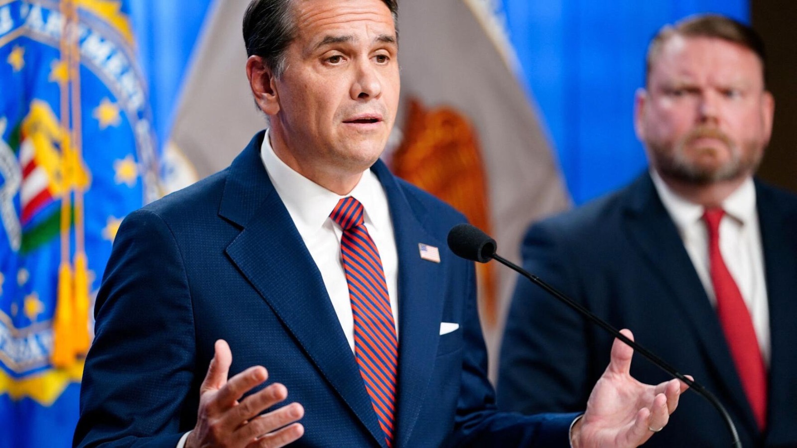 ޓްރަމްޕް އަށް މަރުގެ އިންޒާރު ދިން ކުރީގެ އެފް.ބީ.އައި ޑިރެކްޓަރު އަމިއްލައަށް ކަމާ ބެހޭ އިދާރާތަކާ ހަވާލުވެއްޖެ