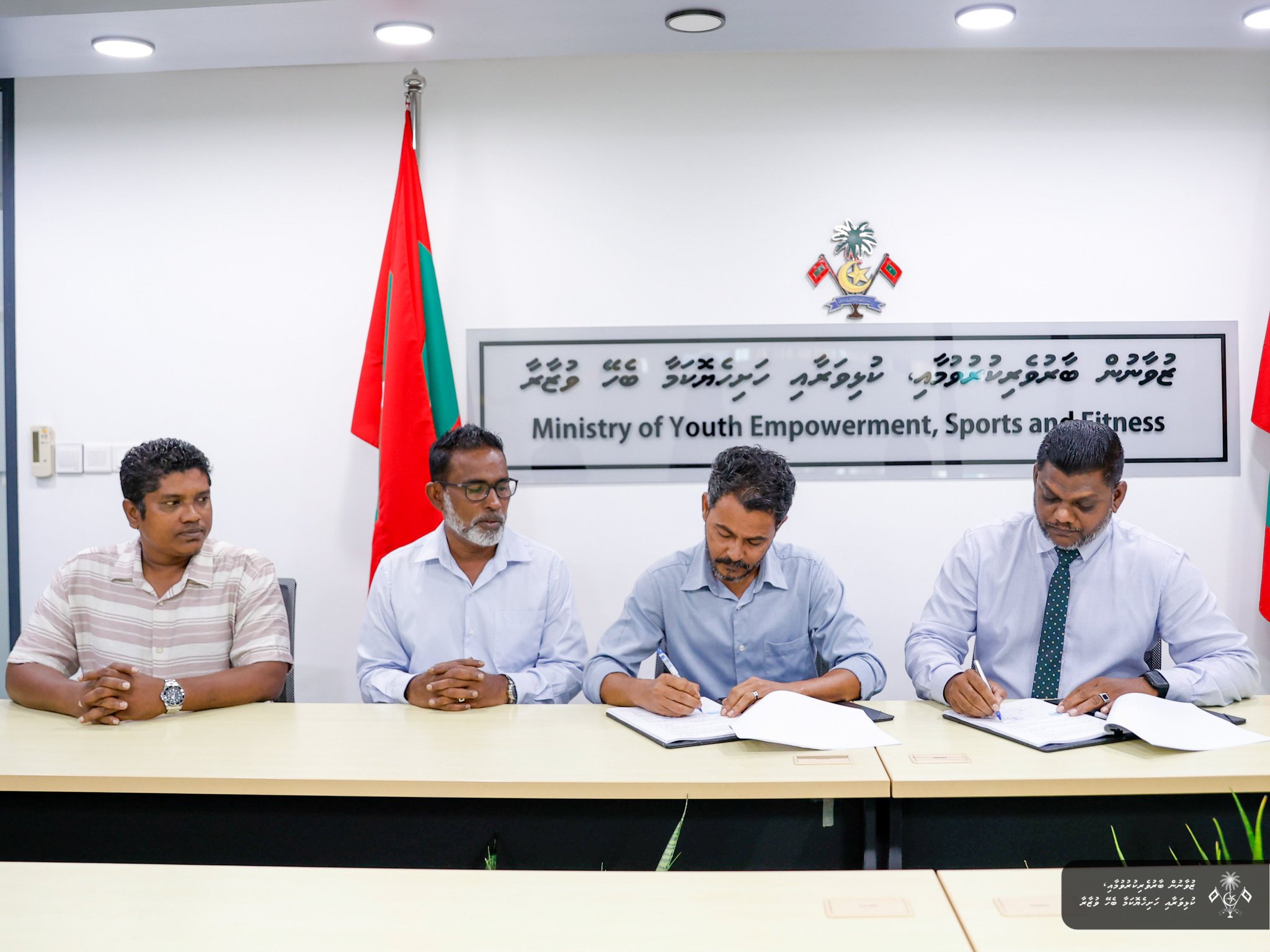 ތިން ރަށެއްގައި ހޭންޑްބޯޅަ ކޯޓު އެޅުމަށް ކުންފުންޏަކާ ހަވާލުކޮށްފި