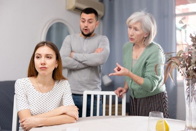 ބައިވެރިޔާއަކީ އަމިއްލަ މިނިވަންކަމެއް ނެތް "މަންމަގެ ދަރިއެއް" ކަމަށް ބެލެވޭ 5 ނިޝާނެއް