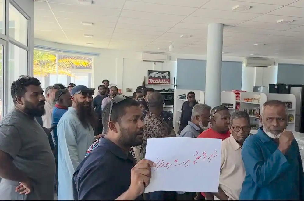 ސިމެންތި ނުލިބި އަގު ބޮޑުވުމުން ތިނަދޫ ސިޓީ އެސްޓީއޯގައި އިހުތިޖާޖު ކޮށްފި