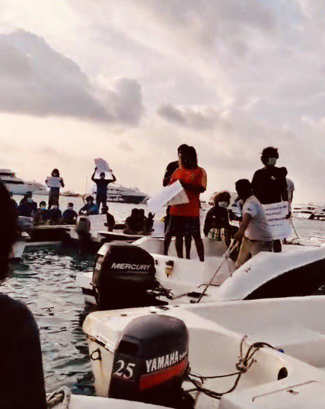 ނޯ ޕޭ ލީވް ދީ ވަޒީފާއިން ވަކި ކުރަމުން ދާތީ ސަފާރީ މުވައްޒަފުން މުޒާހަރާކޮށްފި