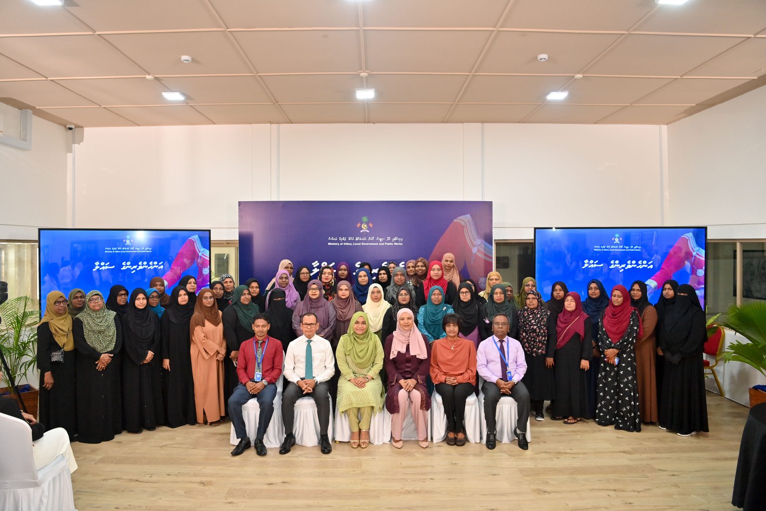 ރައީސްގެ އަނބިކަނބަލުން "އަންހެންވެރިންގެ ސައްލާ" ފައްޓަވައިދެއްވައިފި