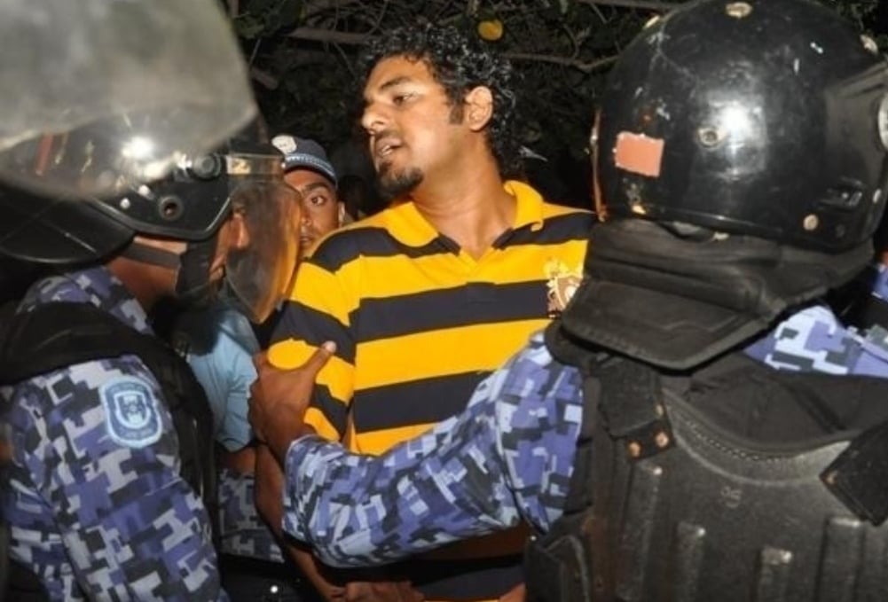 ދިވެއްސަކު އިންޑިއާ އެއާޕޯޓެއްގައި ބަންދުގައި ހުންނަތާ އެތައް ގަޑިއިރެއް