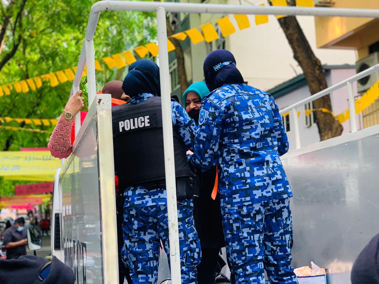 އިދިކޮޅުން ކުރިއަށް ގެންދިޔަ "ރޭޕާ ދެކޮޅު" މުޒާހަރާއިން 12 މީހަކު ހައްޔަރުކުރި