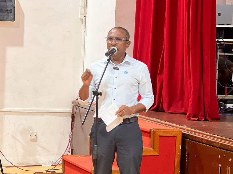 ކުރަންޖެހޭ ކަމަކީ ރައީސް ސޯލިހް ބަލިކޮށް އަވަަހަށް މުޢިއްޒު ވެރިކަމުން ބޭލުން: އާޒިމް