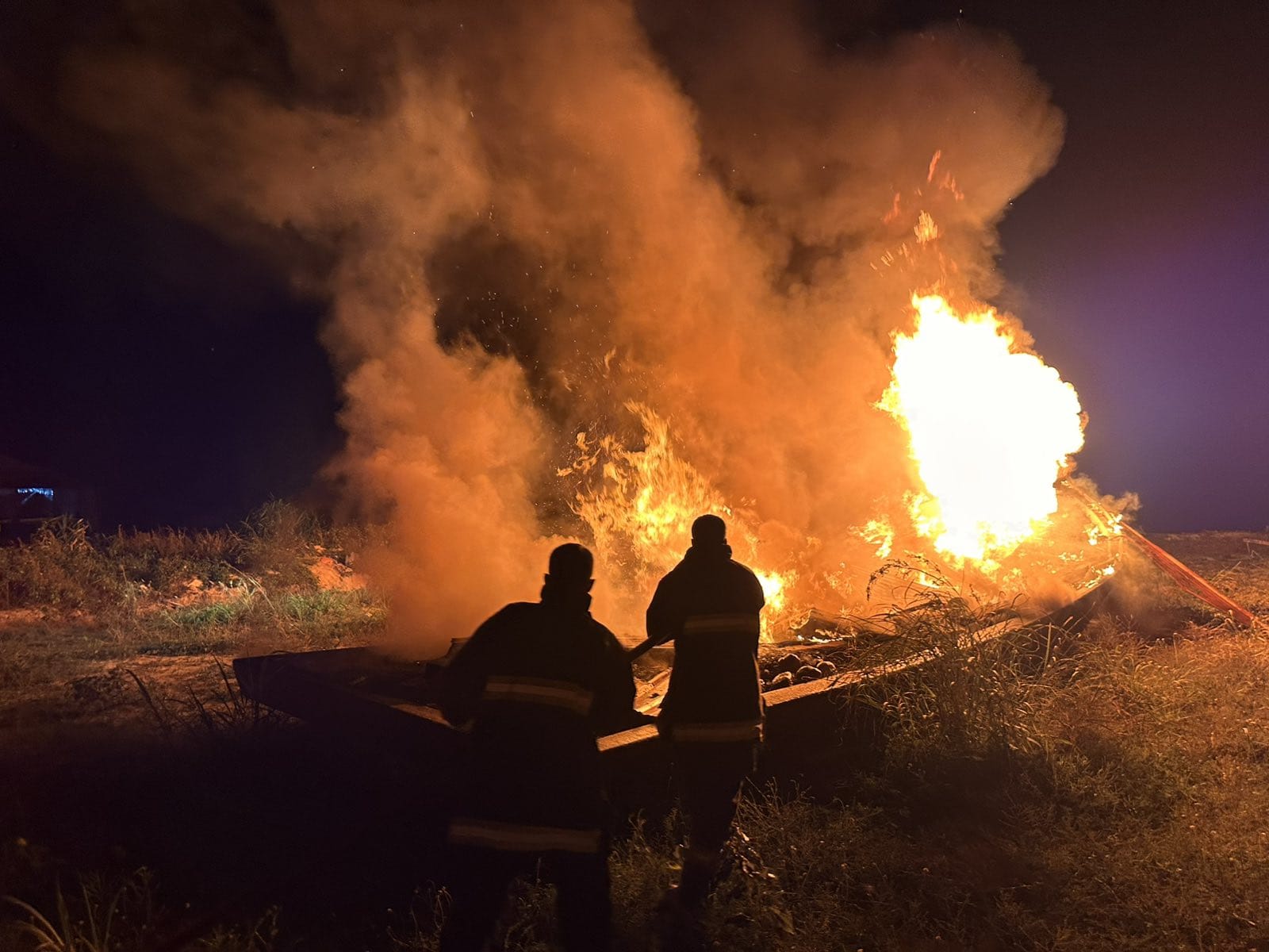 ލ. ގަމު ބަނދަރު ސަރަހައްދުގައި އޮތް ދޯންޏެއްގައި އަލިފާން ރޯވެއްޖެ