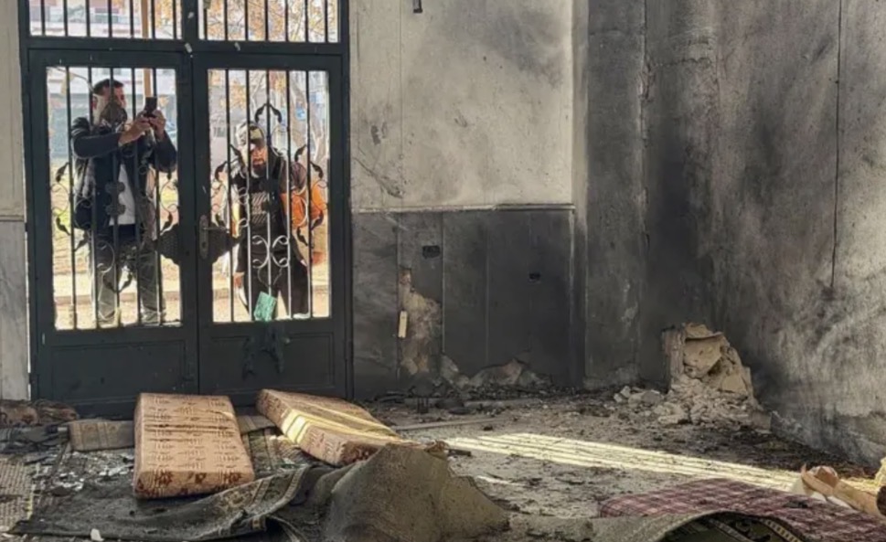 ސީރިއާގެ މިސްކިތެއްގައި ބޮމެއް ގޮއްވާލުން؛ 8 މީހުން މަރު