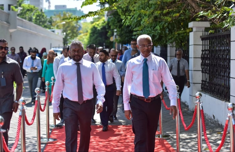 ރައީސާ ވާހަަކަ ދެކެވުނު؛ އިސްތިއުފާ ދިނުމުގެ ވިސްނުމެއް ނުގެންގުޅެން: ފައްޔާޒު