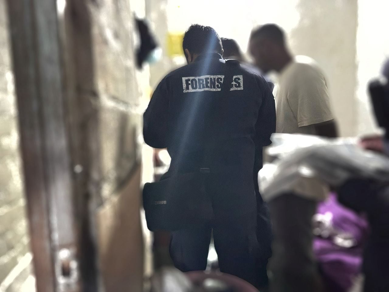 ޑްރަގު ކެފޭއެއްގައި މަރުވެފައި އޮތް މީހާގެ ޕޯސްޓްމޯޓަމް ހަދާނަން: ފުލުހުން