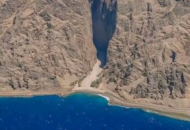 މޫސާގެފާނު ކަނޑު ދެފަޅިކުރެއްވި ބޮޑު މުޢުޖިޒާތް: އެ ތާރީޚީ ސަރަހައްދު ފެންނަ ފޮޓޯއެއް!