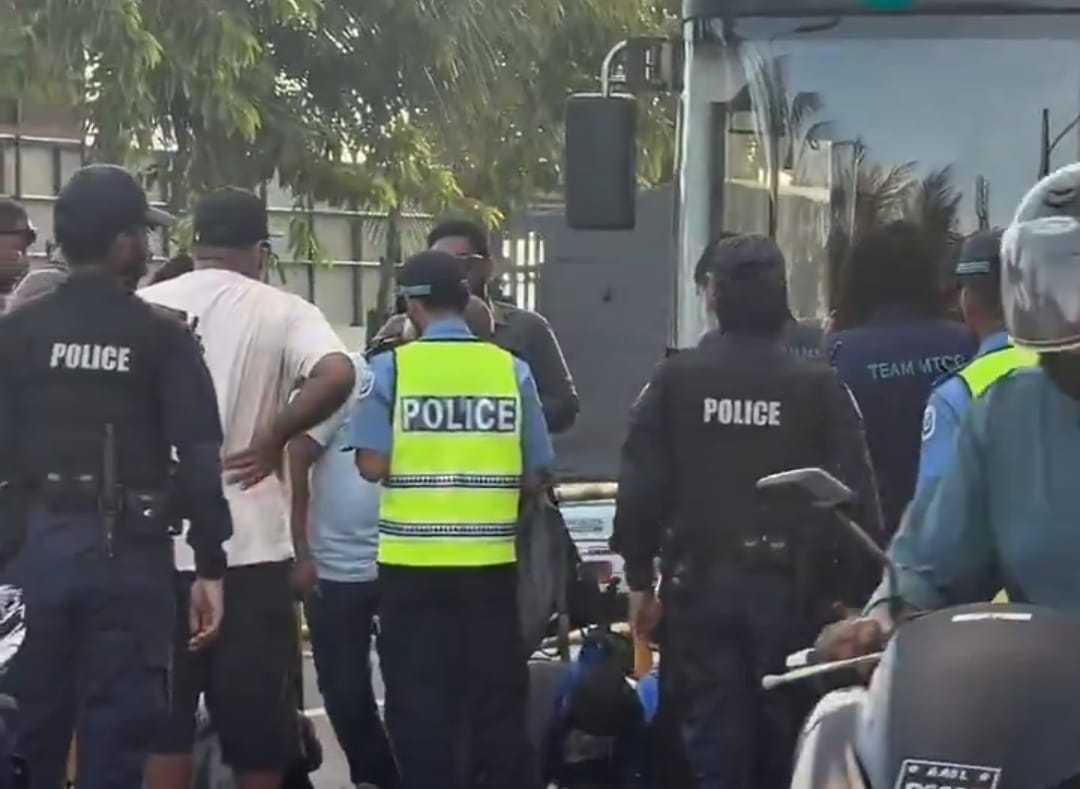 ދަރުބާރުގެ ކައިރީގައި ބަހަކާއި ސައިކަލެއް ޖެހި އެކްސިޑެންޓެއް ހިނގައިދިޔަ ސަރަހައްދުގައި ފުލުހުން ހަރަކާތްތެރިވަނީ
