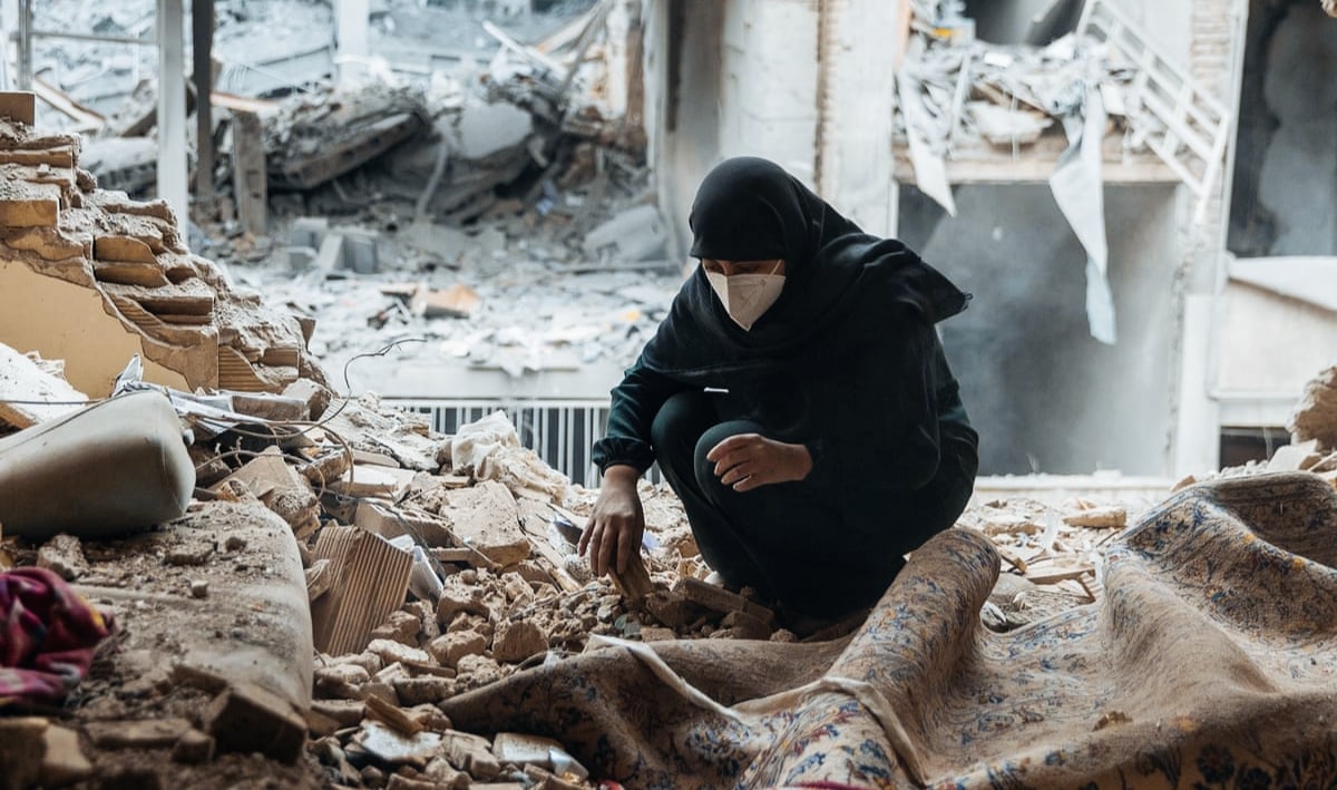 އީރާނު މަންމަ އެއްގެ ކެކުޅުން: ދަރިފުޅު އޮތީ ރޫޅިފައިވާ ކޮންކްރީޓްތަކުގެ ދަށުގައި ތާށިވެފައި ދަރިފޫޅު ސަލާމަތްކޮށްދީ