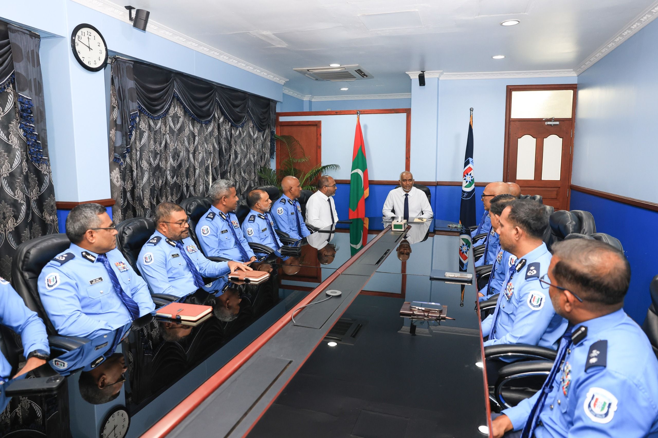 ރައްޔިތުންގެ އިތުބާރު ލިބޭ ނަމޫނާ މުއައްސަސާއަކަށް ފުލުހުންގެ ޚިދުމަތް ހެދުމަށް ރައީސް ބާރުއަޅުއްވައިފި