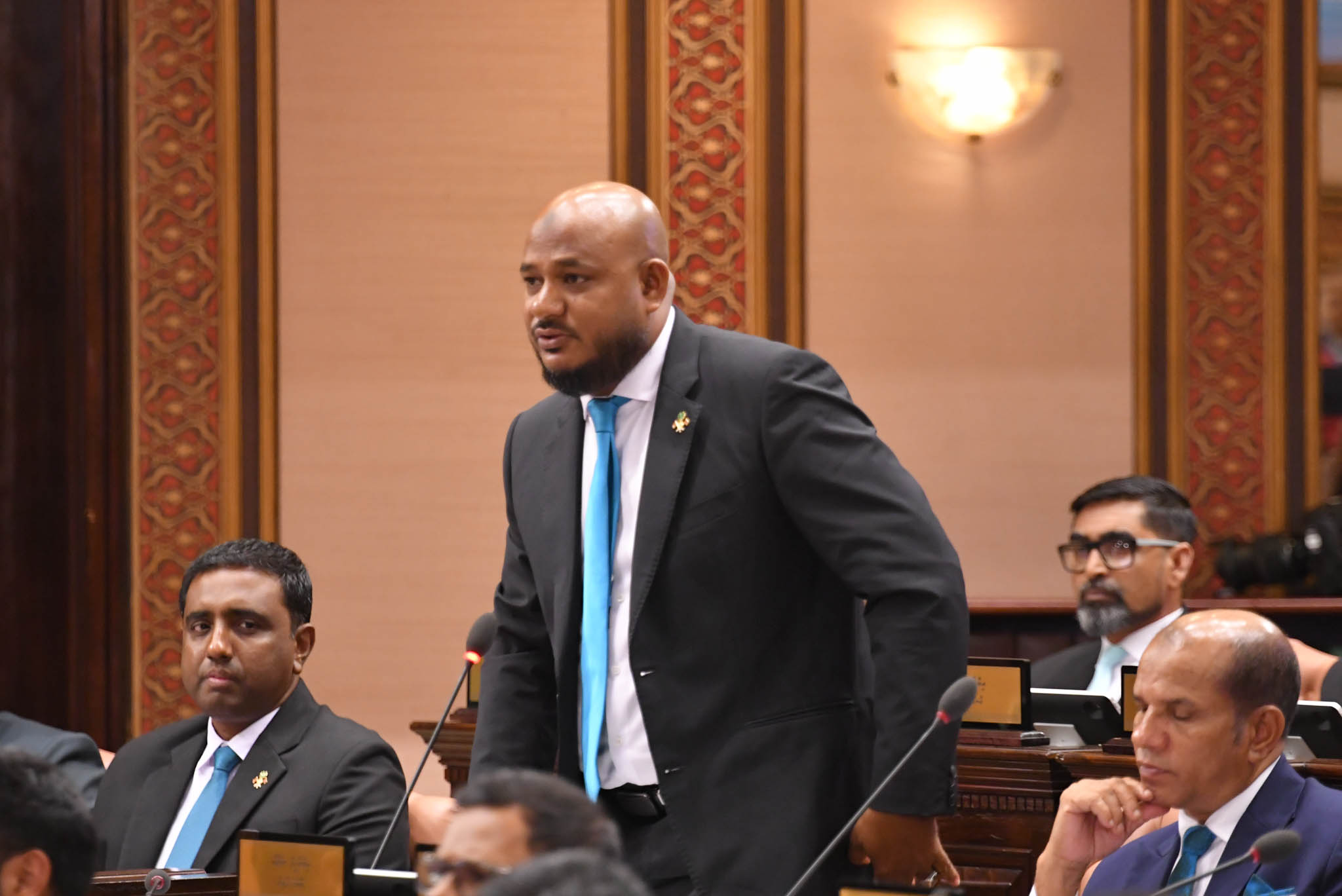 އެމްޑީޕީ އަށް ވެރިކަން ކުރާކަށް ނޭނގޭ؛ އެކަން ކުރަން ދަސްކުރަން ޖެހޭ: ޝުޖާއު