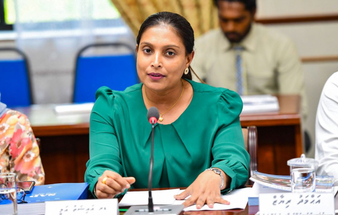 ވެކްސިން ނުޖަހައިގެން 5 ޓީޗަރަކު އެކަހެރިކޮށްފި