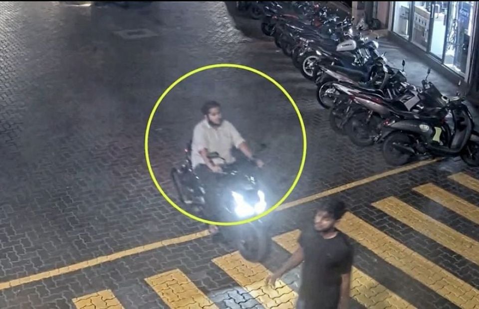 ހިނގާފައި ދިޔަ އަންހެނެއްގެ ގައިގައި ސައިކަލުން ޖެއްސުމަށްފަހު ފިލި މީހާ ފުލުހަށް ޙާޟިރުވެއްޖެ