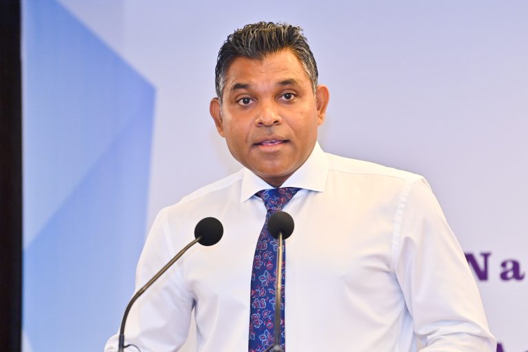 2.4 ބިލިއަން ރުފިޔާ ޗާޕުކުރުމުން އިޤްތިޞާދު އިނދަޖެހި، ރައްޔިތުން ބިކަވާނެ: ފައިސަލް
