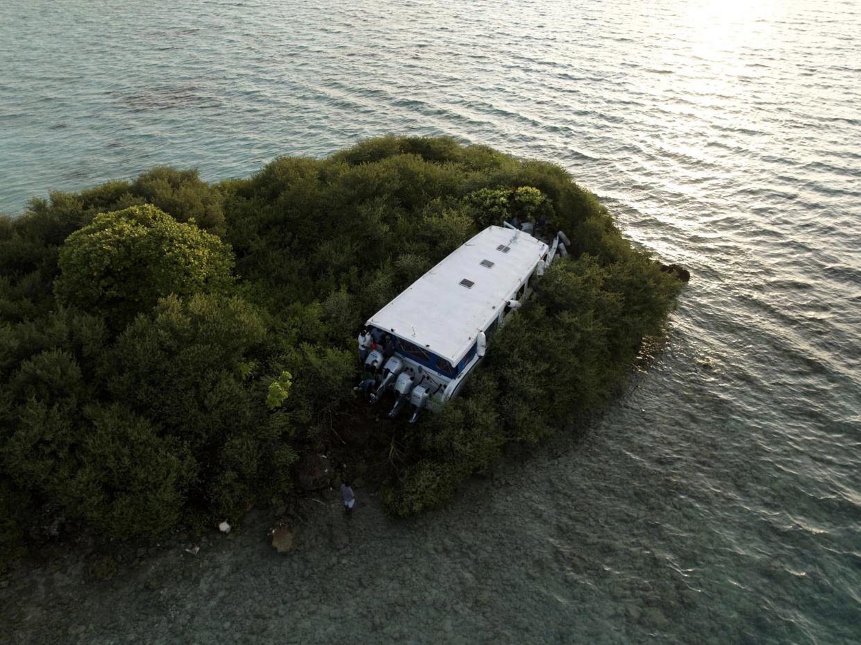 ބާރު ސްޕީޑްގައި ދުއްވާފައި ދިޔަ ލޯންޗެއް ފަޅު ރަށަކަށް އަރައި ބަޔަކަށް އަނިޔާވެއްޖެ