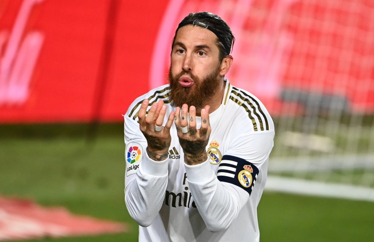 ރެއާލް މެޑްރިޑުން ސްޕެނިޝް ލީގުގެ އެއް ވަނައިގައި ހަމަޖެހިލައިފި