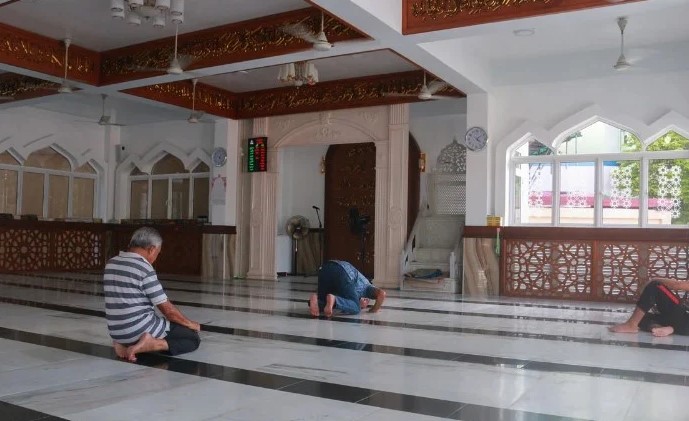 މާލޭގެ މިސްކިތްތައް ސާފުކުރާ މީހުންގެ ވަޒީފާއަށް މިފަހަރު ގިނަބަޔަކު ކުރިމަތިލައިފި