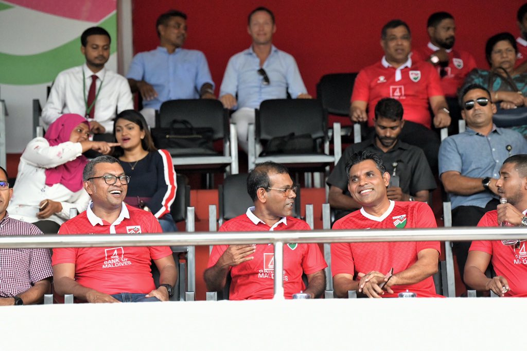 ރައީސް ނަޝީދު ގައުމީ ޓީމަށް: ފޯކަސް ނުގެއްލި އަމާޒު ހިފަހައްޓާ!