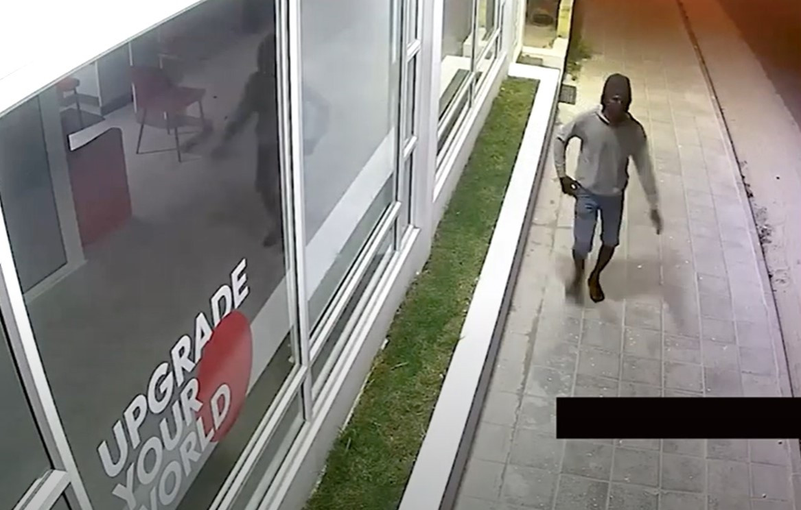 އައްޑޫގެ އޮފީހަކުން ވައްކަންކުރަން އުޅުނު މީހަކު ހޯދަނީ