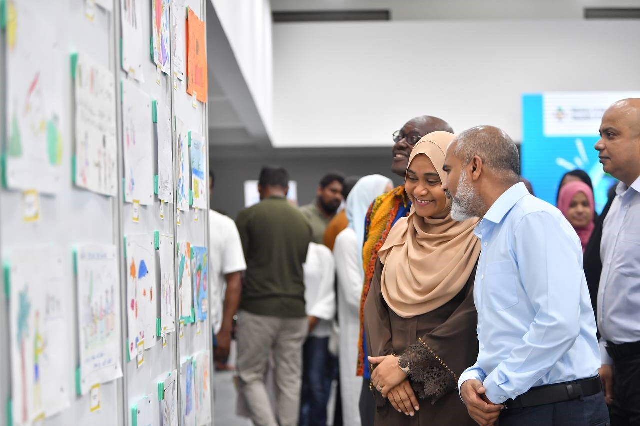 ވަރލްޑް ޗިލްޑްރެންސް ޑޭ- އާޓް އެގްޒިބިޝަން ހުޅުވައިފި