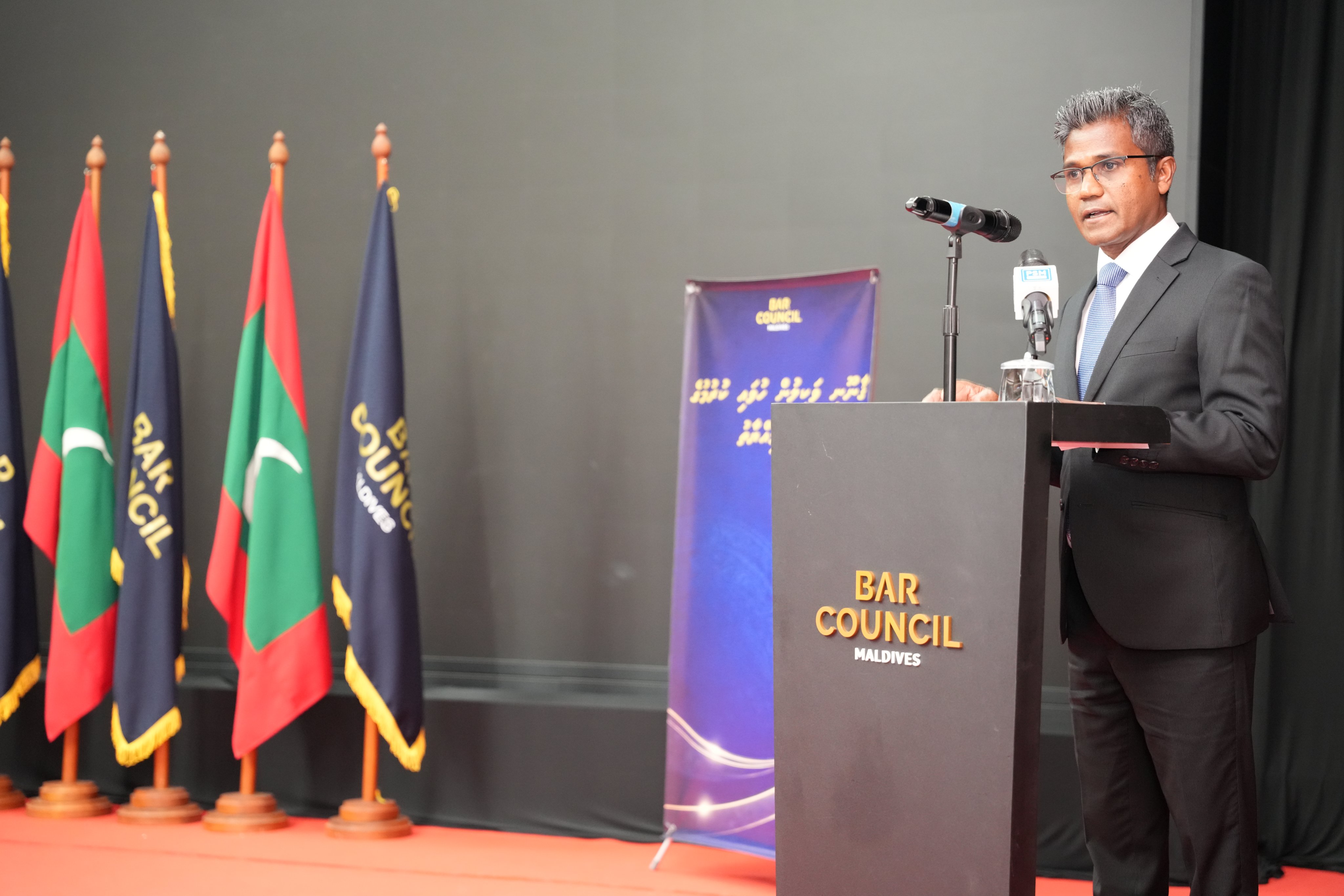 ޤާނޫނީ ކޯސްތަކުގެ އިމްތިހާން ހާޒިރުވެ ހެދުމާ ދެކޮޅު ޕެޓިޝަނަށް 100 އަށްވުރެ ގިނަ ސޮއި ހަމަކޮށްފި