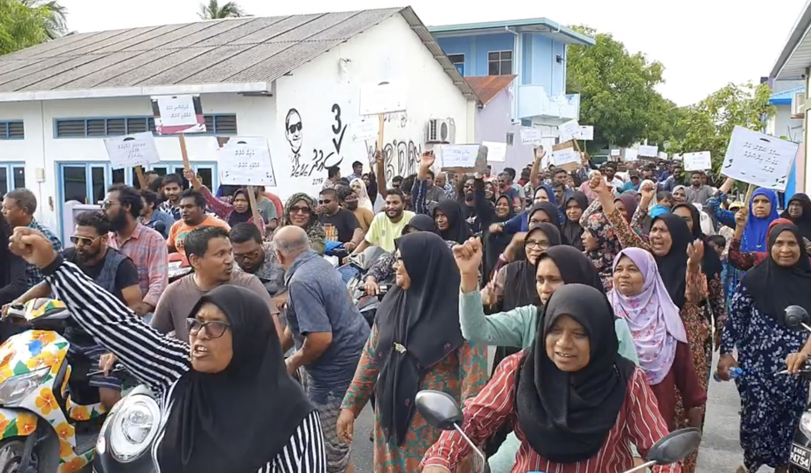 ވިލިނގިލީ ޒުވާނަކަށް ދިއްފުށީގައި ކުރި އަނިޔާތަކާ ދެކޮޅަށް މުޒާހަރާކޮށްފި