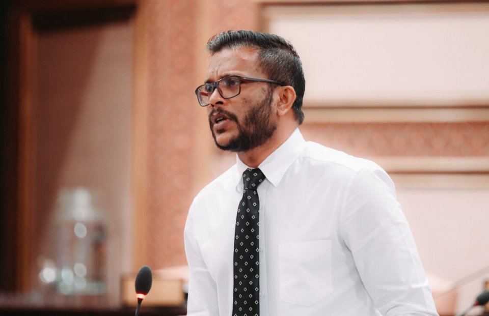 ޑިމޮކްރެޓްސްއިން ވަކިވެ މެމްބަރު ޔާސިރު އެމްޑީޕީއަށް ސޮއިކޮށްފި