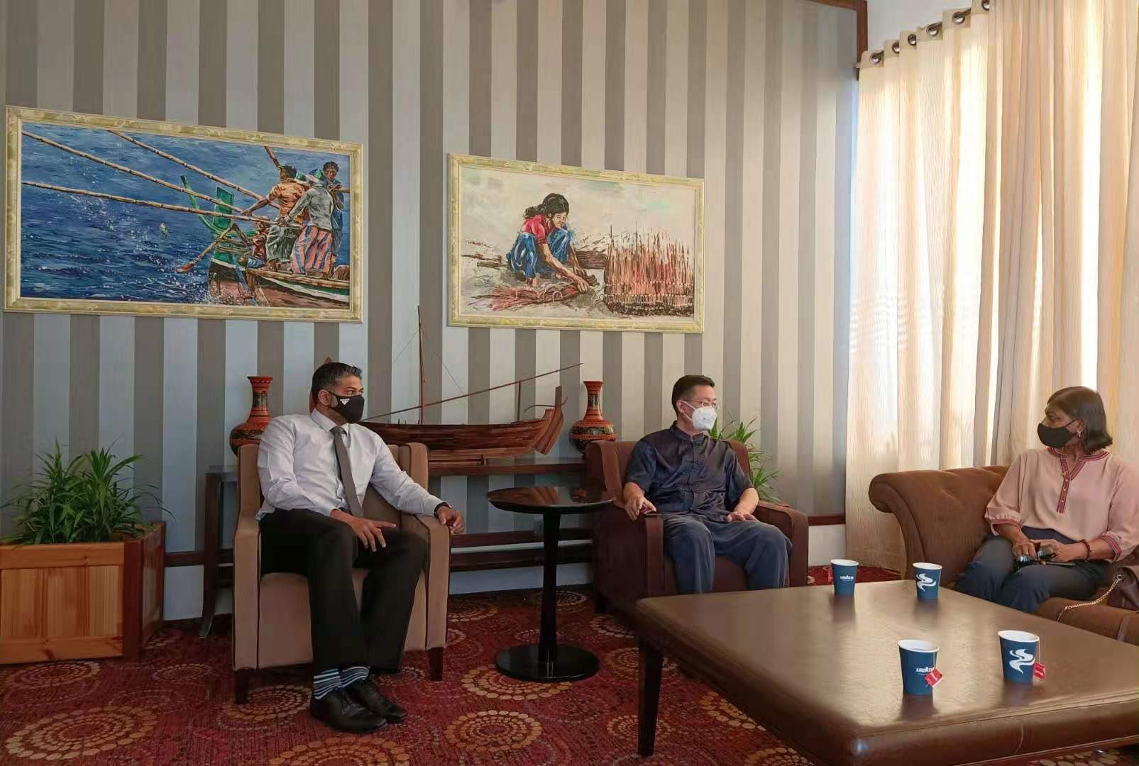 ދައުރު ފުރިހަމަކުރެއްވުމަށްފަހު ޗައިނާ ސަފީރު ފުރާވަޑައިގެންނެވީ އެކުވެރި ދިވެހީންގެ ހަނދާންތަކާއެކު