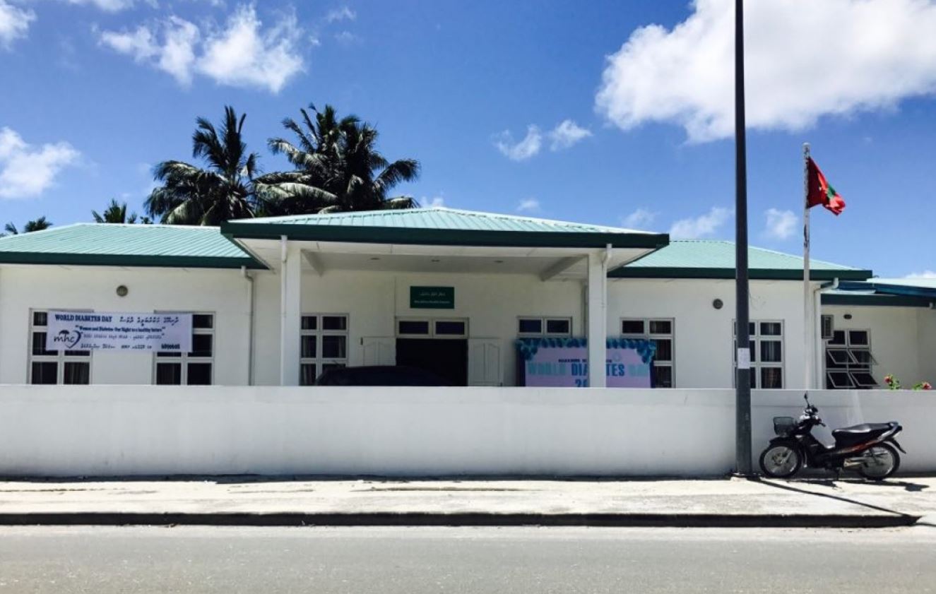 ކުޑަރިކިލު ރައްޔިތުން ނުކުމެ މަރުކަޒު ބަންދުކުރުމުން ޑޮކްޓަރެއްގެ ޚިދުމަތް މާދަމާ ދޭން ފަށަނީ