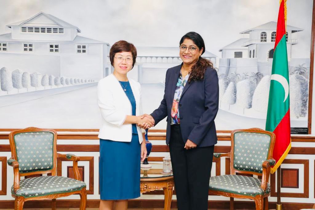 ޗައިނާ ސަފީރު ޑިފެންސް މިނިސްޓަރާއި ބައްދަލުކުރައްވައިފި