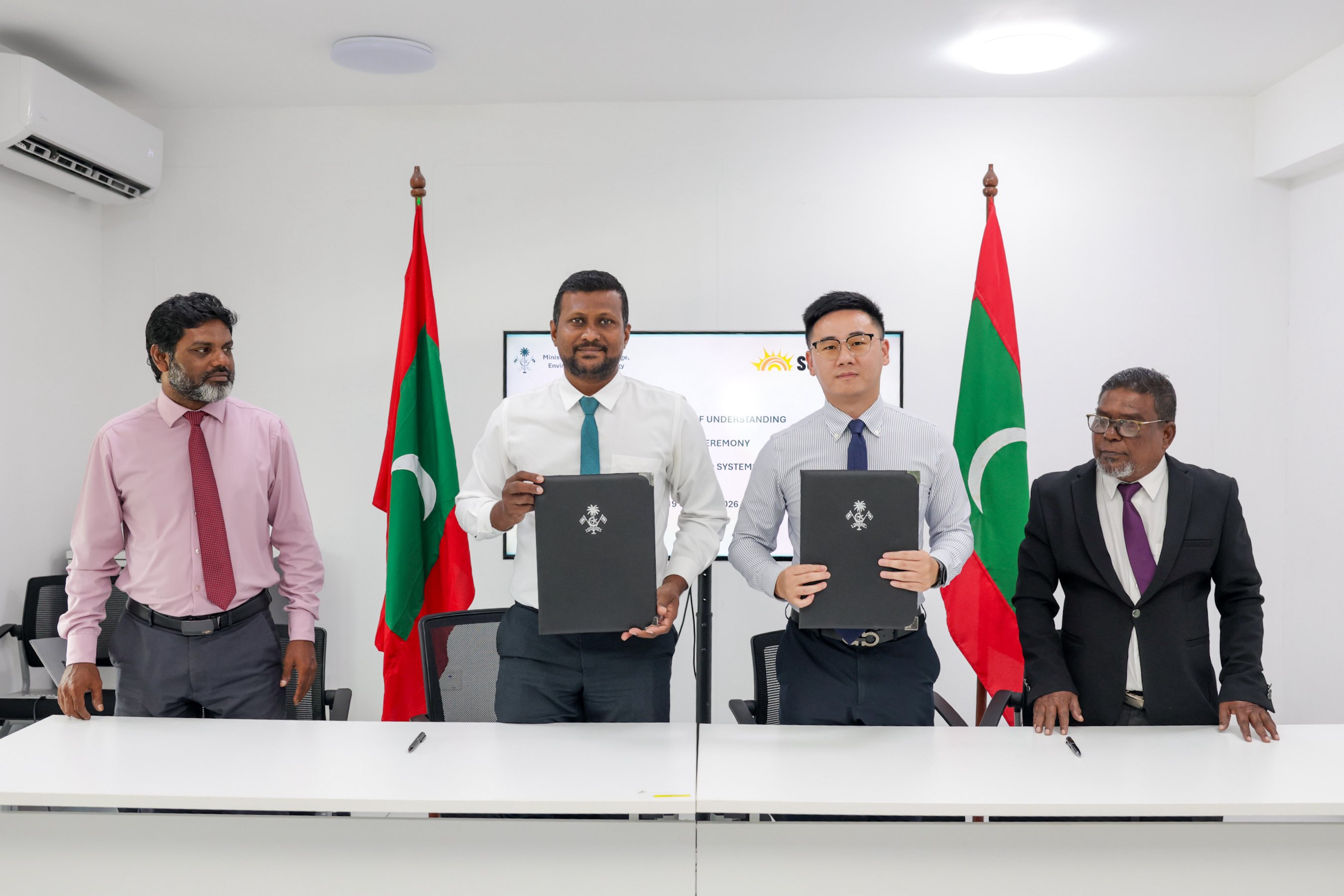 ޗައިނާގެ ކުންފުންޏަކާއެކު 15 މެގަވޮޓުގެ ސޯލާ އަދި ބެޓެރި ސްޓޯރޭޖް ގާއިމުކުރަން އެމްއޯޔޫއެއްގައި ސޮއިކޮށްފި