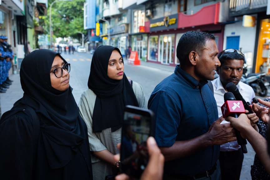 ޑޮކިއުމަންޓްރީ މައްސަލަ: އީޝާގެ ބަޔާން ނަގައިފި ގަޒުފު ކުރިކަމަށް އިންކާރުކުރި، ދިފާޢުގައި ވާހަކަ ދައްކަން ފުރުސަތެެއް ނުދޭ